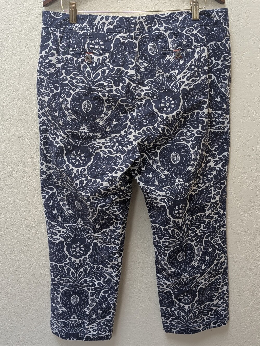 Lands End cropped straight leg Hawaiian blue/white floral print pants. Size 14 - Picture 9 of 9
